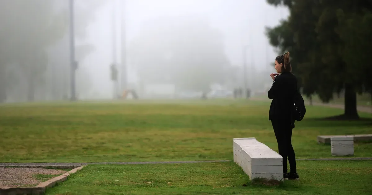 La Plata enfrenta un martes de niebla densa y temperaturas inusualmente bajas