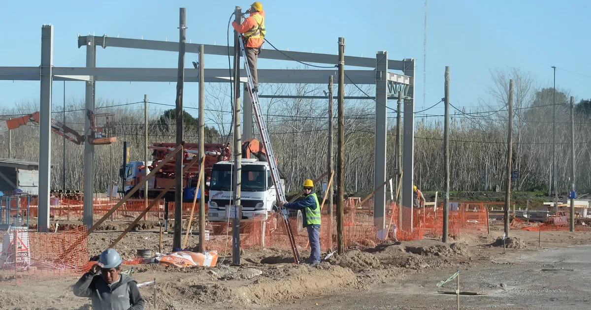 La Plata enfrenta una caída del 8% en la construcción: impacto en trabajadores y proyectos.