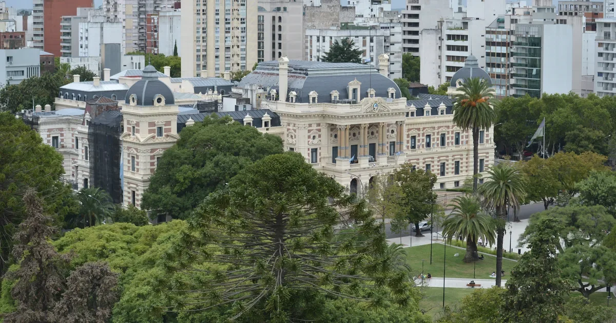 La Plata podría perder su estatus de capital provincial: debate sobre la mudanza de la administración a localidades del interior.