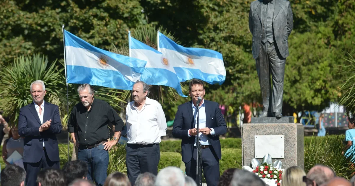 La Plata recuerda a Raúl Alfonsín: un llamado a la unidad política que resuena en la UCR