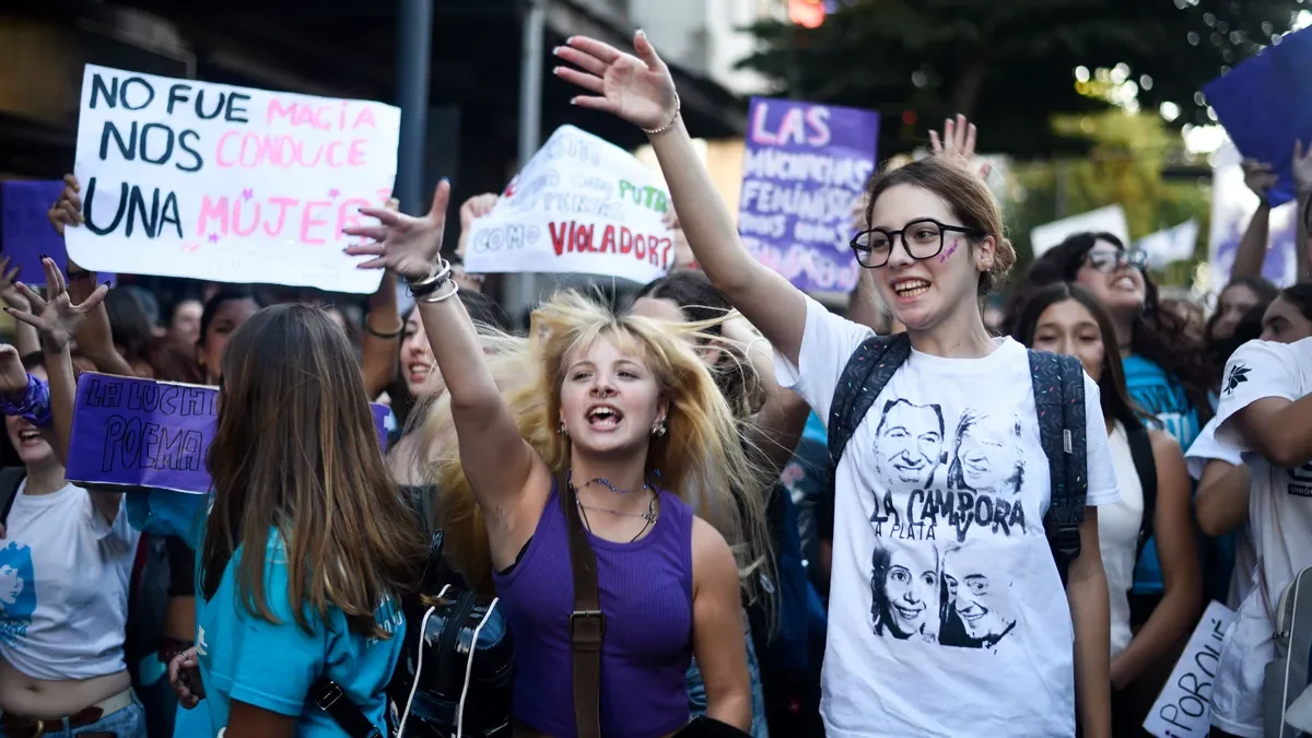 La Plata se llena de voces: miles marchan por los derechos de las mujeres en el 8M
