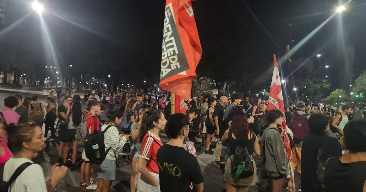 La Plata se moviliza: cacerolazo en el centro contra la reforma laboral