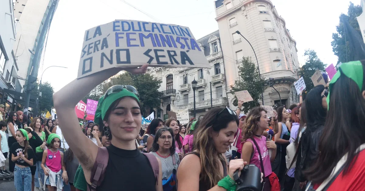 La Plata se moviliza: mujeres exigen justicia y seguridad en el centro por el Día de la Mujer