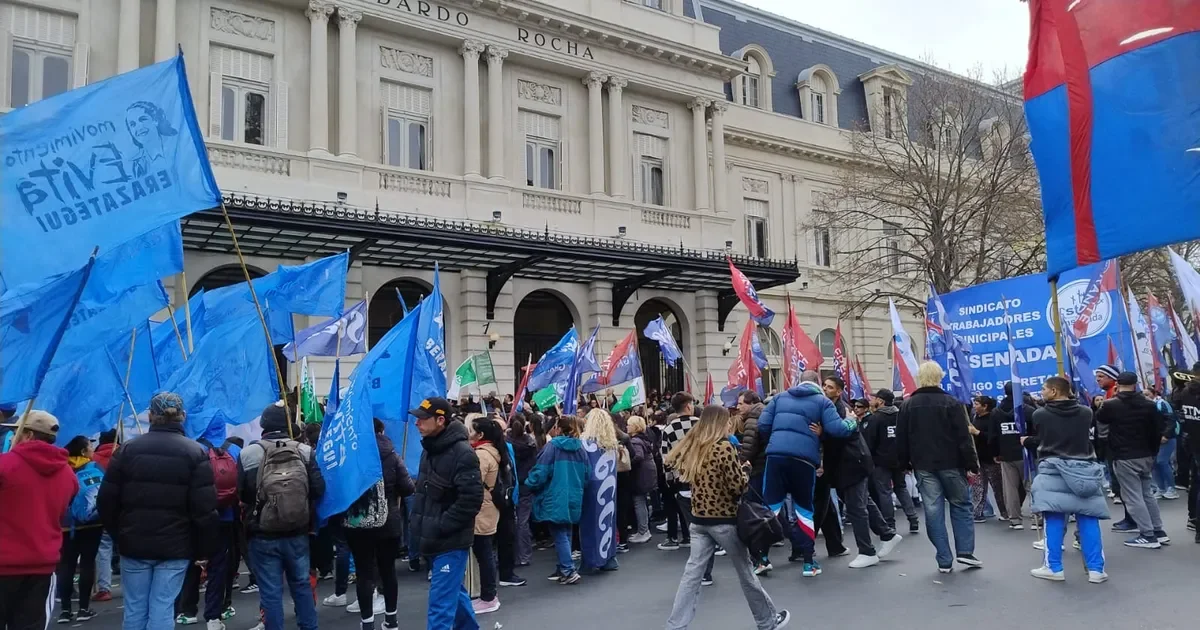 La Plata se paraliza: vecinos protestan por derechos mientras el tránsito se ve afectado