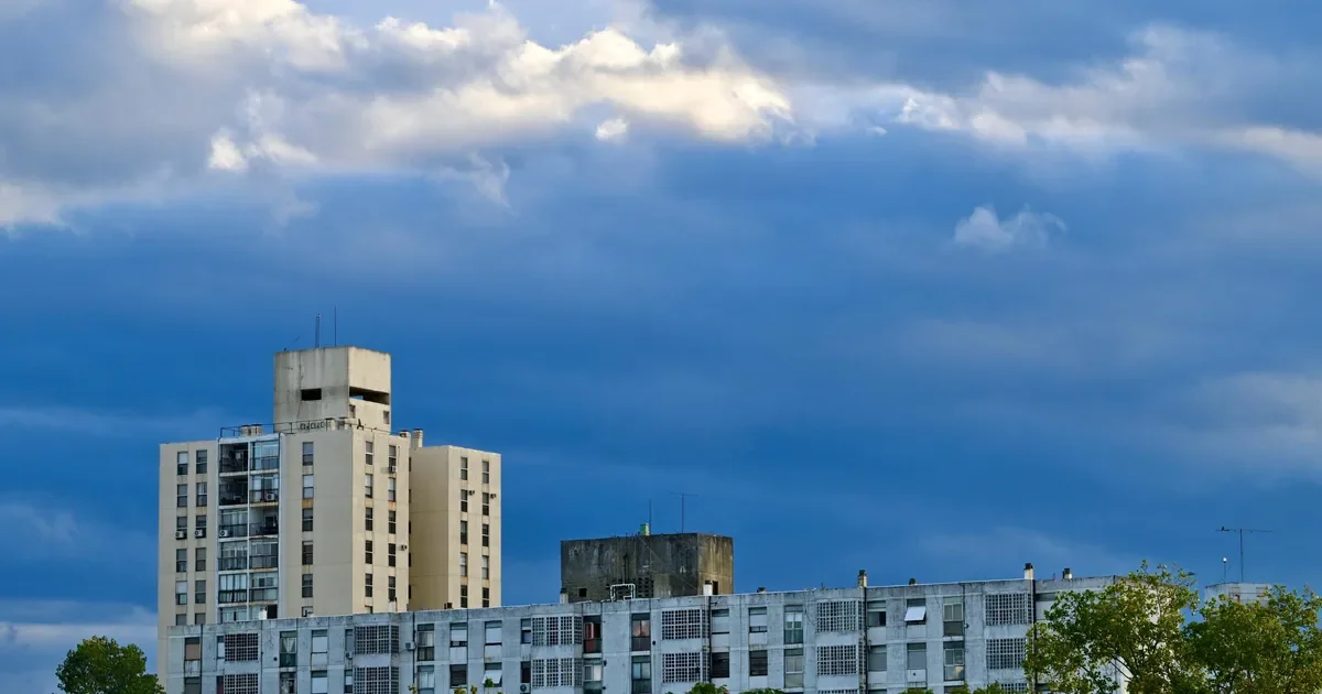 La Plata se prepara para un jueves sofocante: vecinos alertan sobre el calor y la humedad antes de las lluvias.