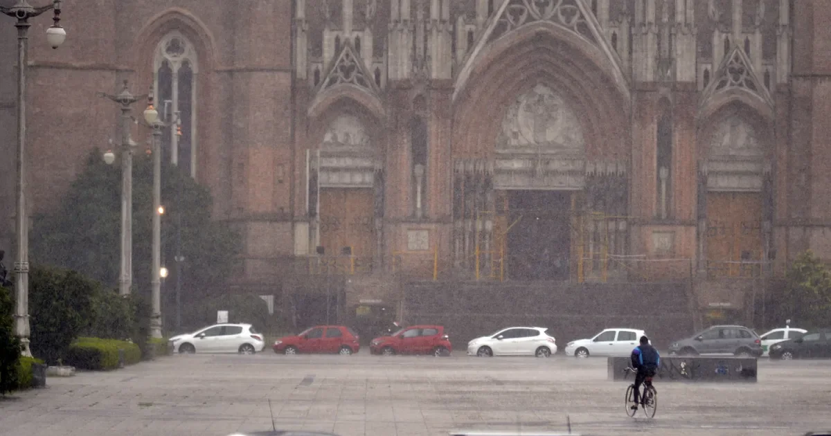 La Plata se prepara para una tarde de lluvias: vecinos atentos a inundaciones.