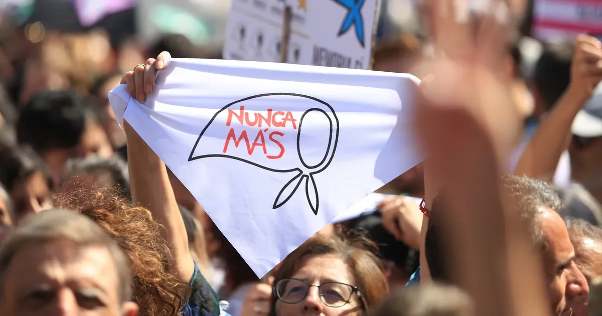 La Plata se une al Día de la Memoria: campaña de bordado de pañuelos con significado profundo