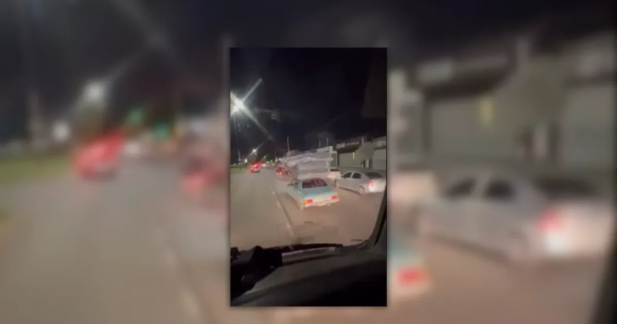 La Plata sorprende: un auto con colchones en el techo causa sensación entre vecinos