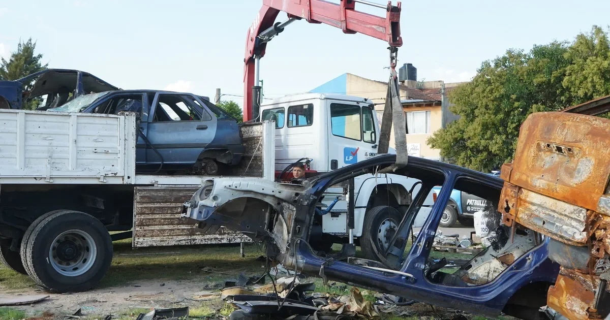 La Plaza Italia de La Plata se libera de casi 40 autos en estado de abandono