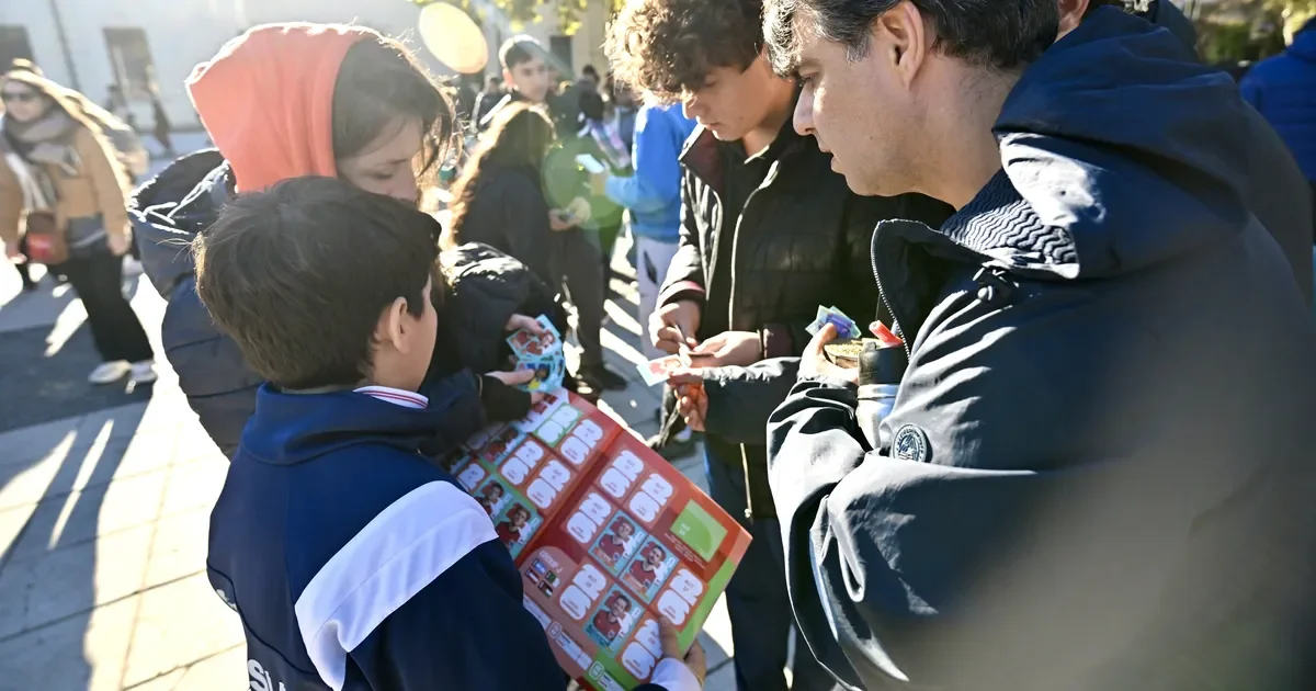 La Plaza Malvinas se llena de entusiasmo: vecinos de todas las edades buscan figuritas del Mundial 2026