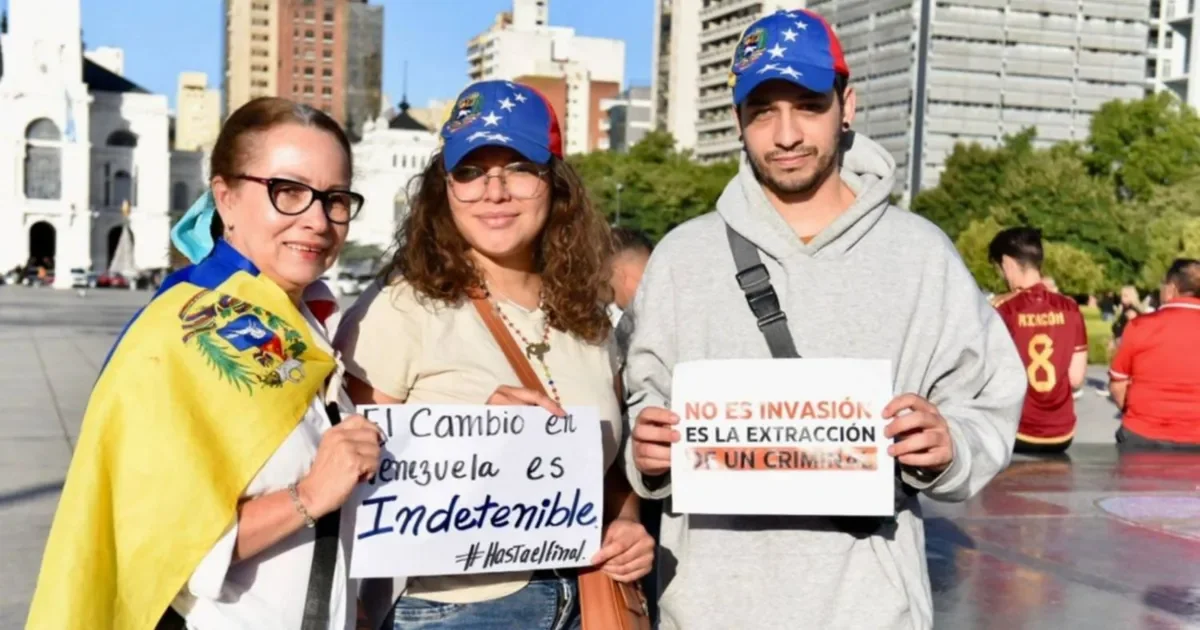 La Plaza Moreno se llena de voces: la comunidad venezolana exige un cambio político en La Plata