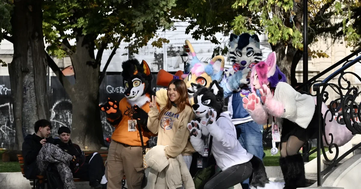 La Plaza San Martín de La Plata se llenó de colores y creatividad en el cierre de HowlCon 2026