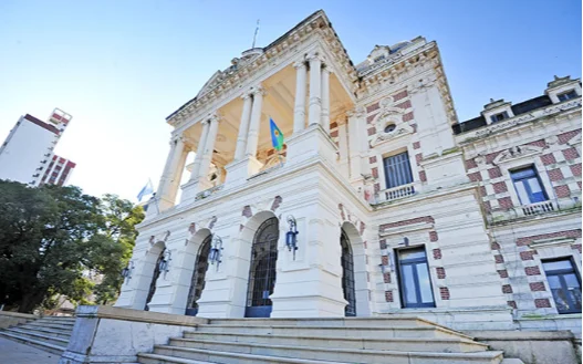 La Provincia proyecta aumentar a 530 mil empleados públicos: impacto en La Plata y Berisso