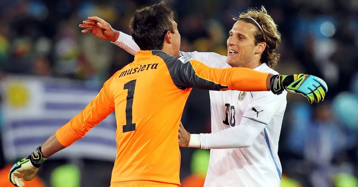La Selección uruguaya enfrenta cambios clave: Forlán y Muslera marcan el rumbo.