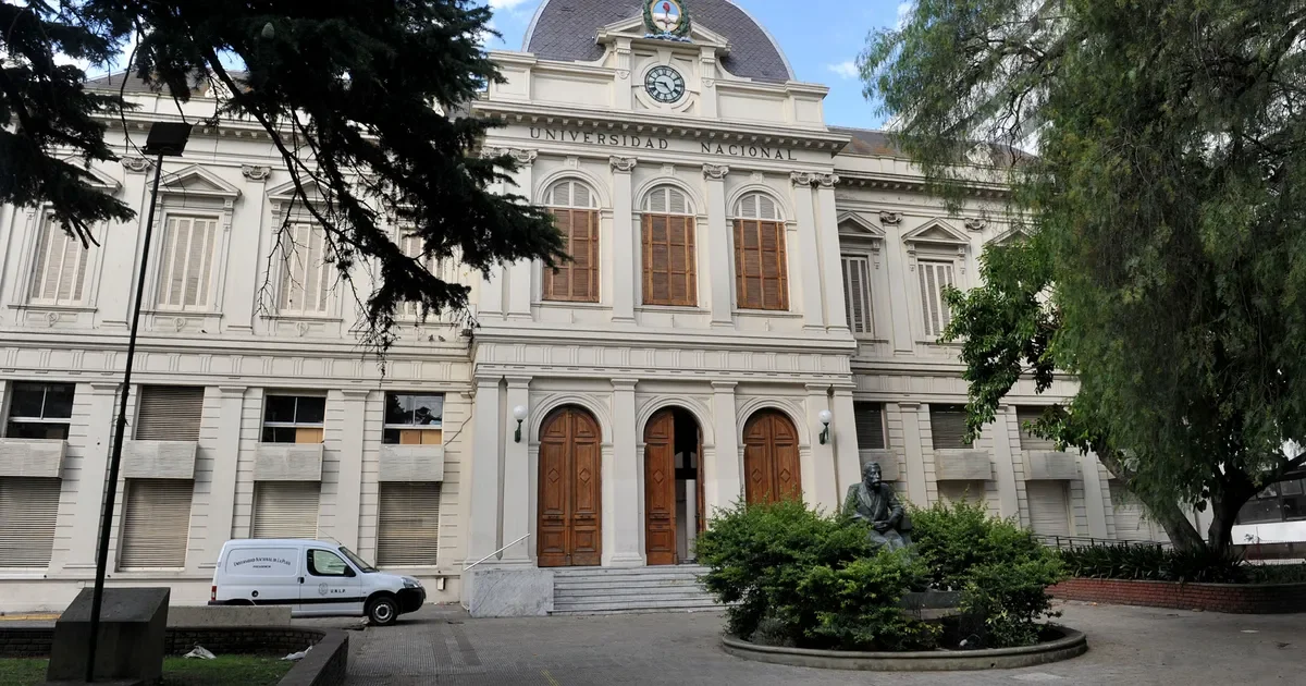 La UNLP enfrenta desafíos financieros: alerta por pérdida de poder adquisitivo en 2026