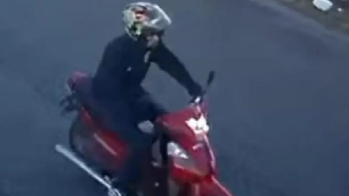 Ladrones aprovechan la oscuridad: moto robada en La Plata por un delincuente desdentado