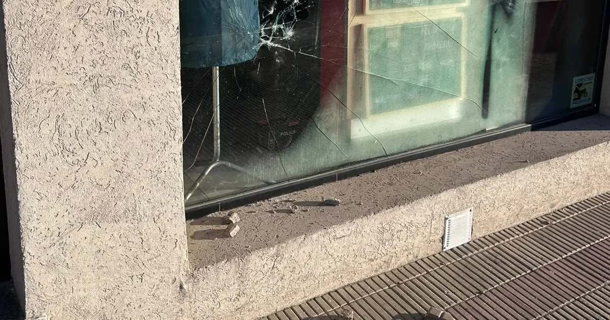 Ladrones causan destrozos en local de uniformes en pleno centro de La Plata