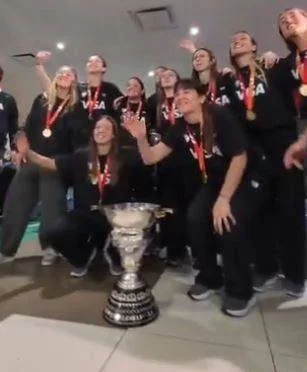 Las Leonas deslumbran en Ezeiza: la celebración de la Copa del Mundo atrajo multitudes.