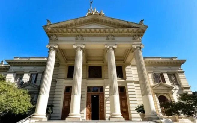 Legislatura en crisis: despido de empleado por graves denuncias de abuso y acoso sexual