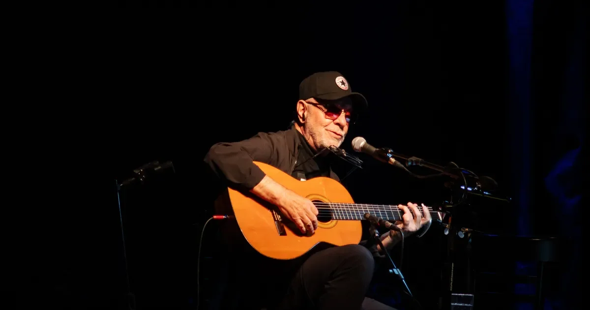 León Gieco conmueve en La Plata: un viaje musical que revive su trayectoria