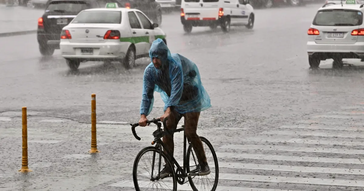 Lluvias afectan La Plata: alertan sobre posibles inundaciones este fin de semana largo.