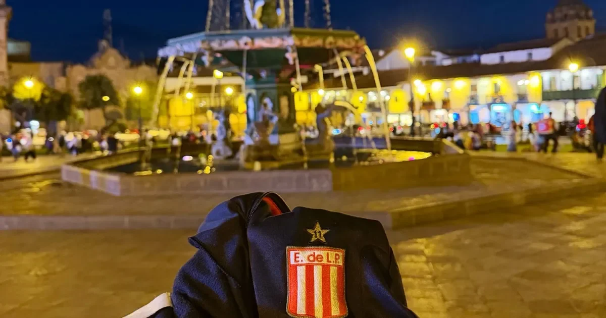 Los colores de Estudiantes invaden las calles de Cusco antes del gran partido en la Copa Libertadores