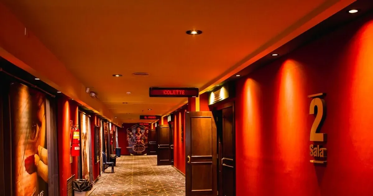 Los comercios de La Plata se preparan para recibir a turistas con descuentos en cines y teatros.