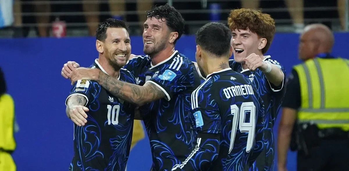 Los hinchas de La Plata festejan el pase de Argentina a la final del Mundial