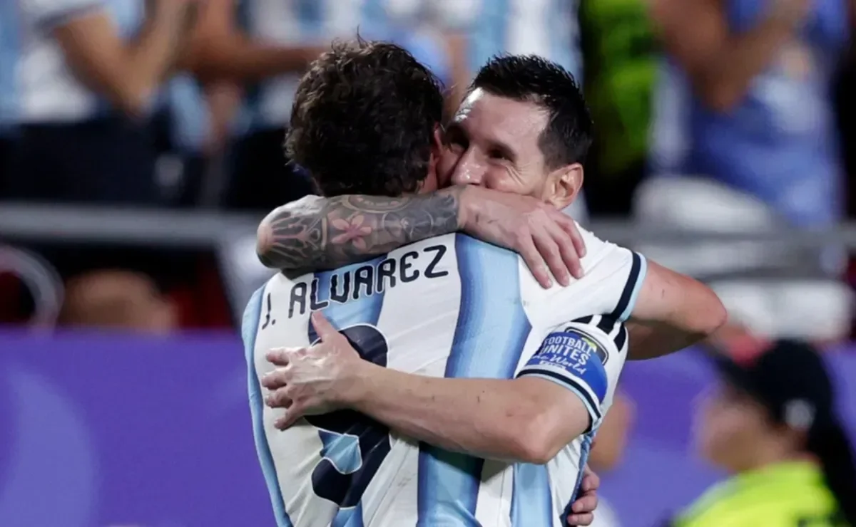 Los hinchas de Messi en La Plata se preparan para votar en la última elección.