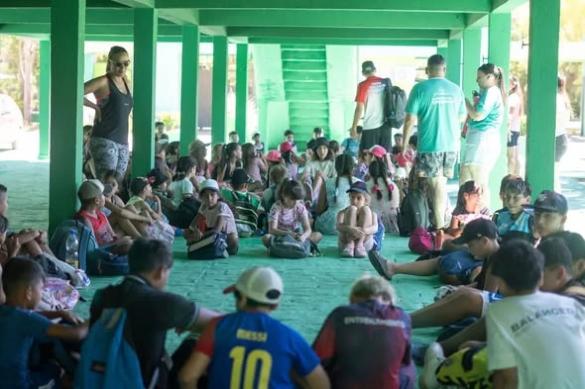 Los niños de Ensenada disfrutan de actividades recreativas en la Colonia Municipal