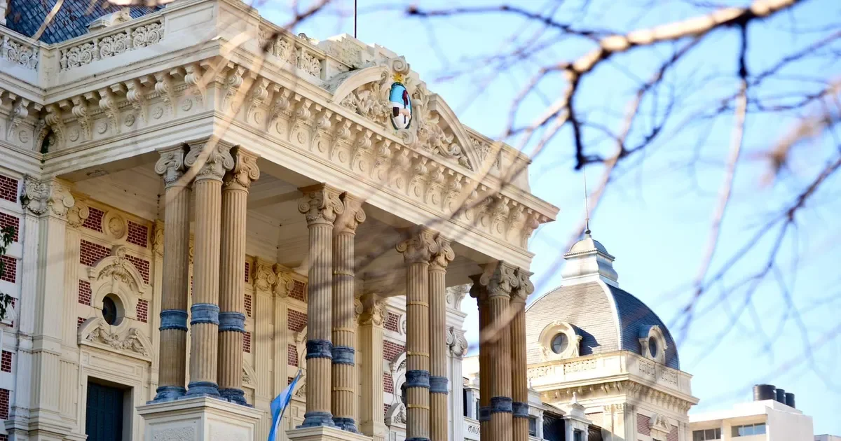 Los trabajadores bonaerenses esperan medidas urgentes mientras se definen paritarias en La Plata