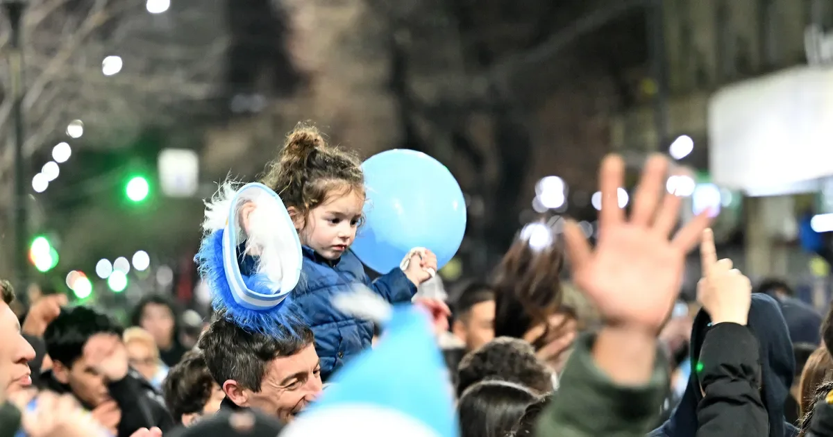 Los vecinos coparon el centro de La Plata para agradecer a la Selección argentina