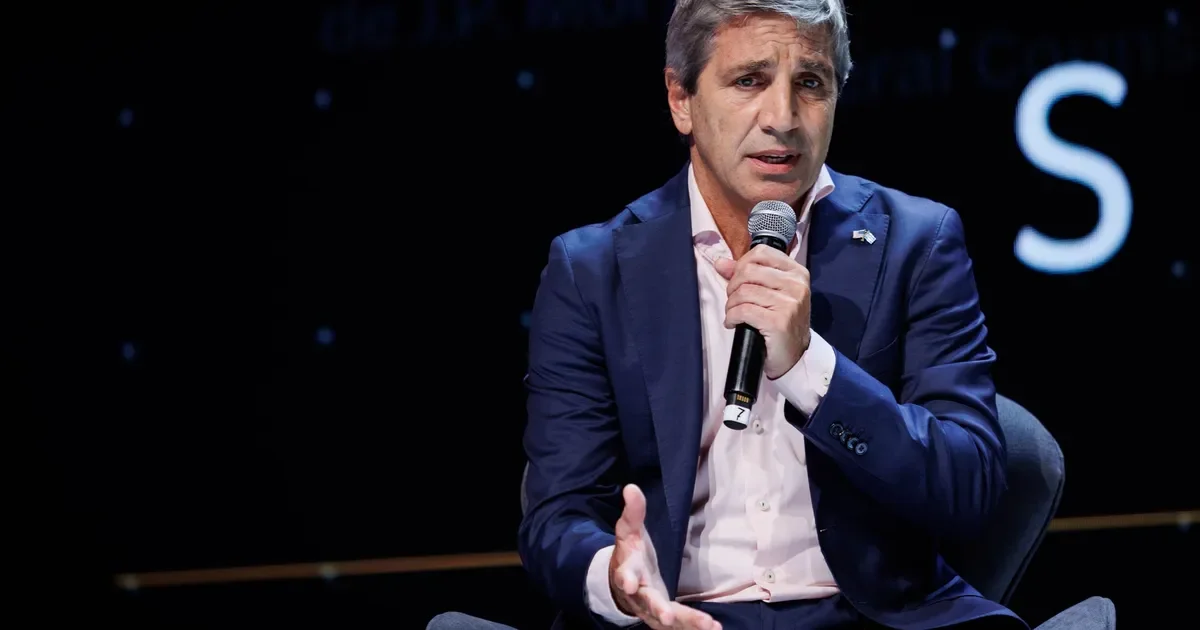 Luis Caputo critica a Kicillof: su futuro político en la cuerda floja en La Plata