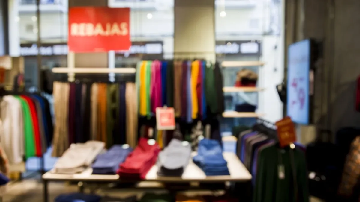 Luis Caputo genera polémica al criticar los precios de la ropa en Argentina