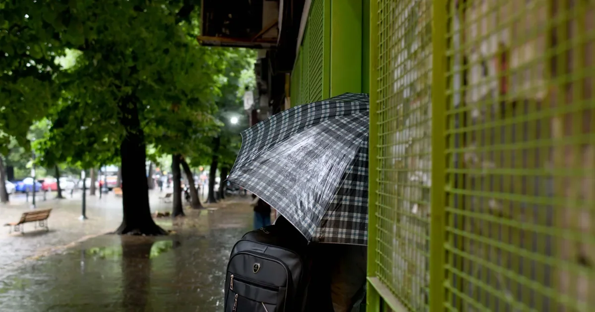 Lunes lluvioso en La Plata: vecinos se preparan para un inicio de semana complicado