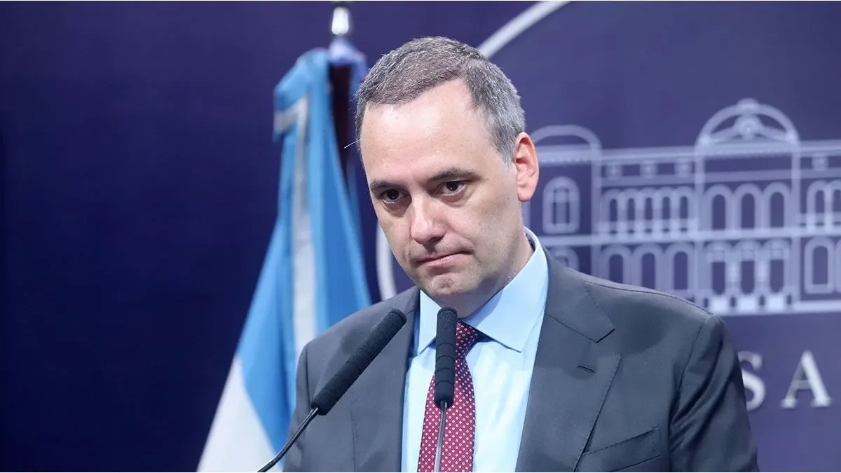Manuel Adorni deja su cargo en medio de la crisis política y denuncias de corrupción