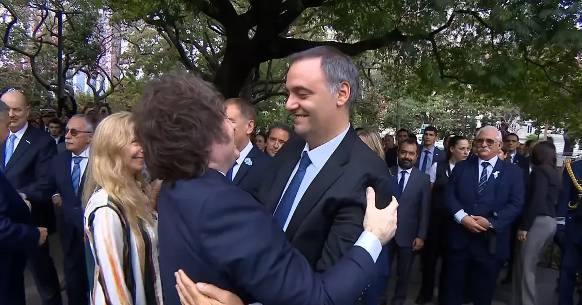 Manuel Adorni recibe respaldo de Javier Milei en medio de tensiones políticas en La Plata