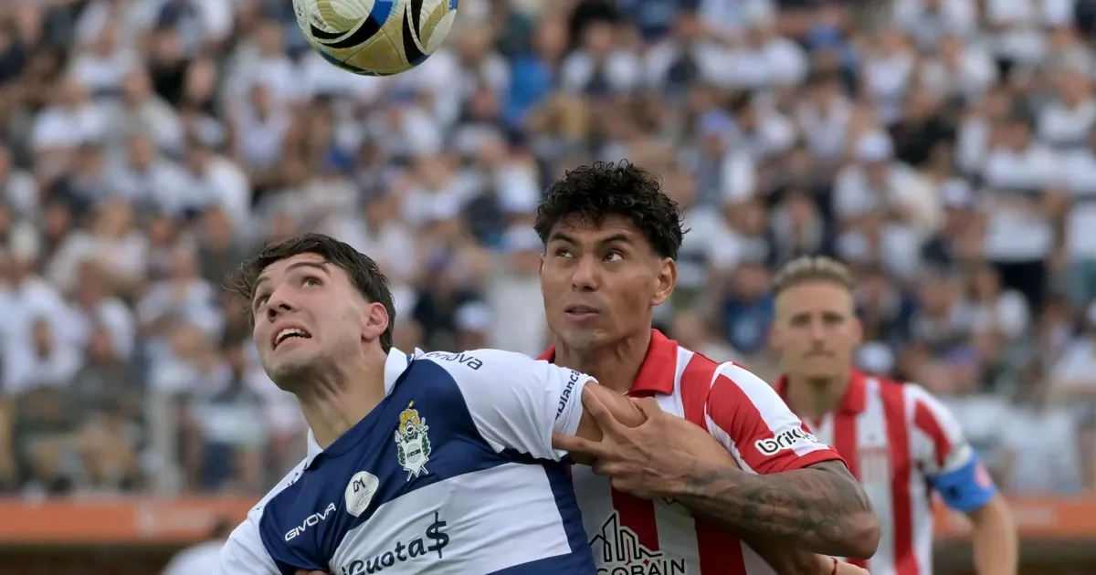 Manuel Panaro sancionado: su participación en el clásico platense en duda