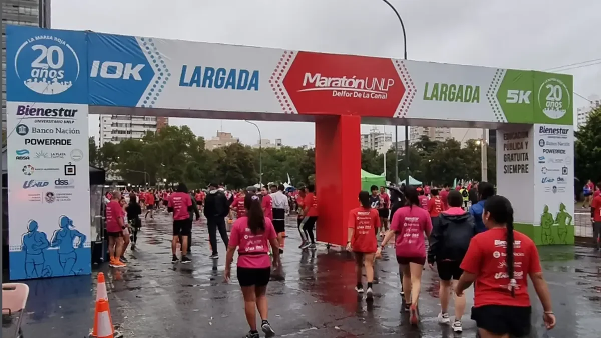 Maratón de la UNLP se mantiene en pie: corredores desafían el mal tiempo hoy