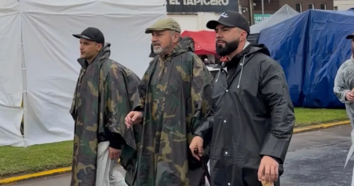 Mario Secco recorre rutas de fe hacia Luján en medio de la lluvia y la solidaridad