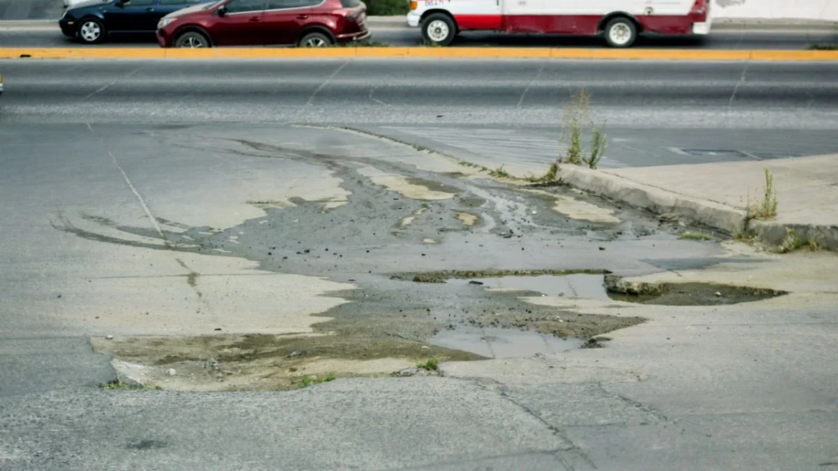 Márquez de León enfrenta caos por nuevas fugas de agua en la zona