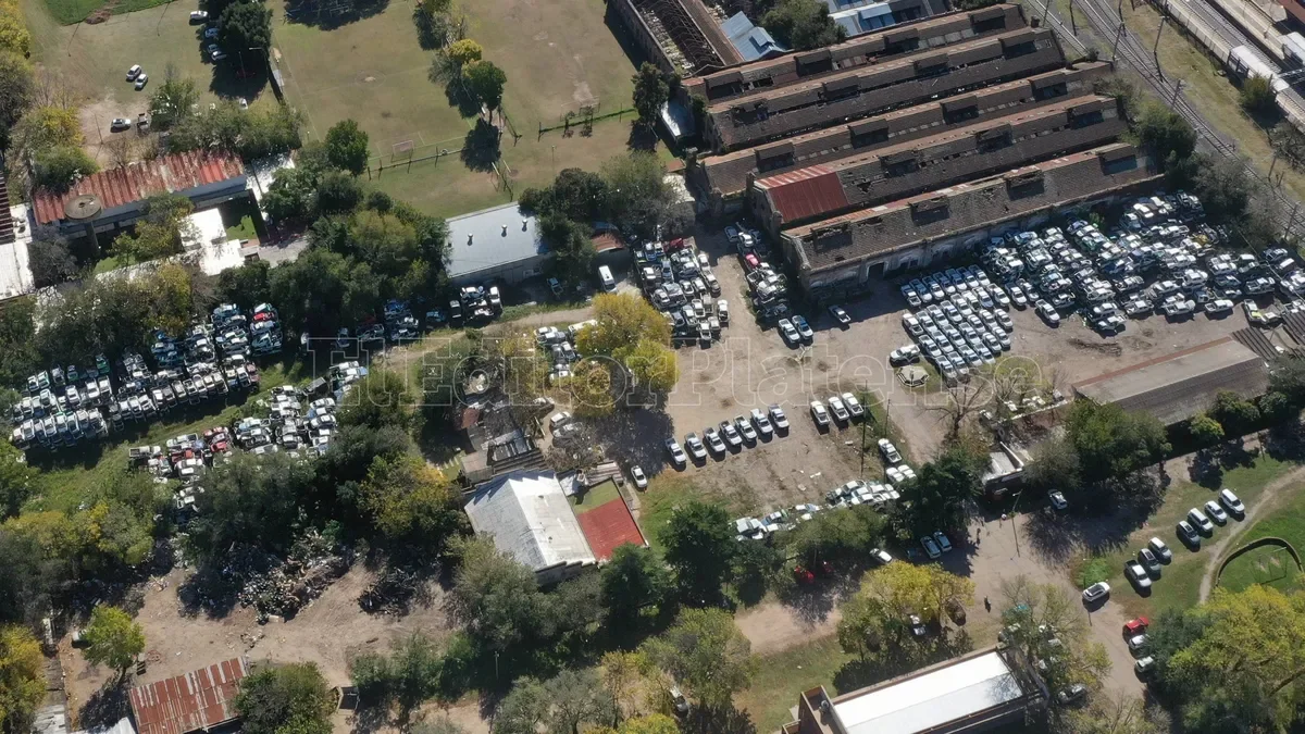 Más de 3.000 patrulleros en desuso generan preocupación por contaminación en La Plata
