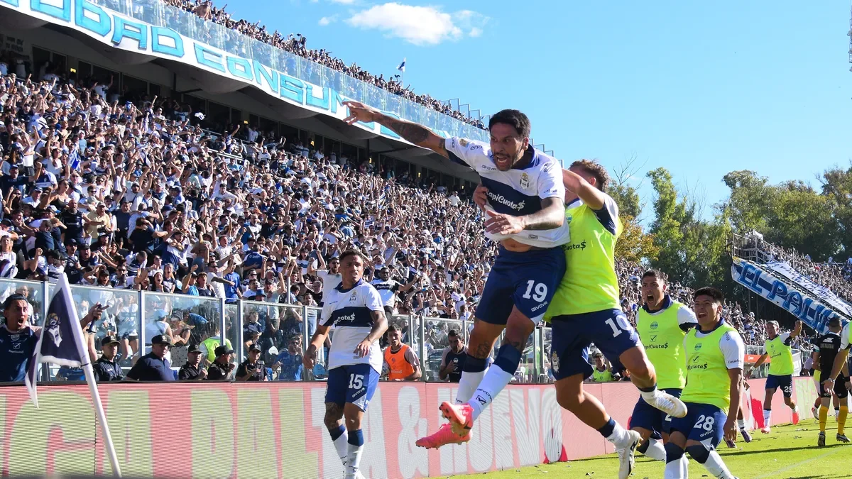 Maxi López celebra el nacimiento de su hijo con el apoyo de Gimnasia y sus referentes