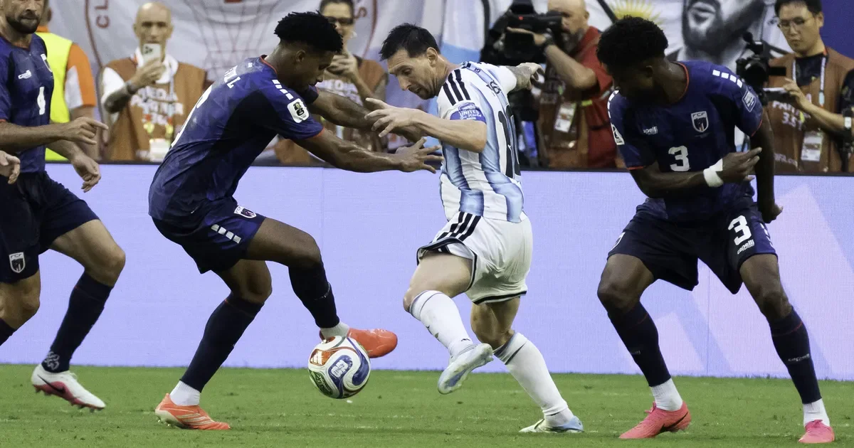 Messi comparte risas con jugadores de Cabo Verde tras la victoria de Argentina
