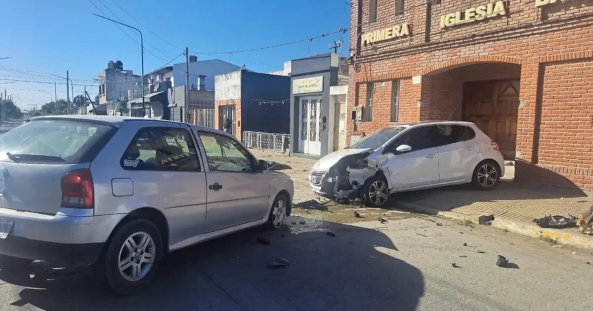 Milagro en Ensenada: conductor se queda dormido y provoca choque con tres autos estacionados