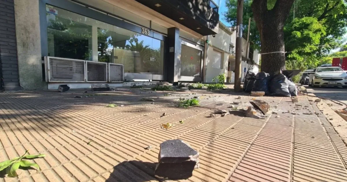 Milagro en La Plata: caída de balcón no deja heridos, pero alarma a los vecinos