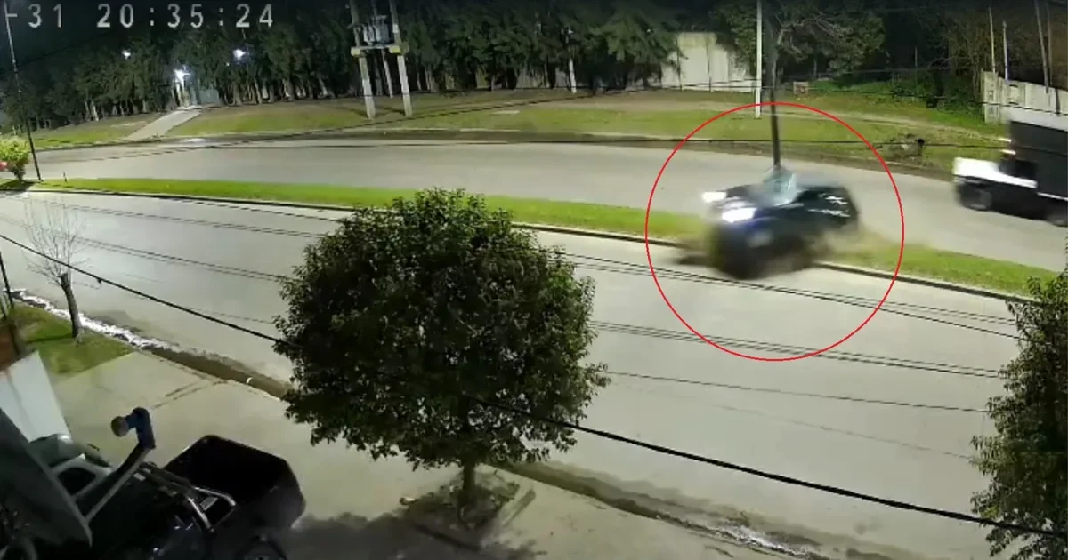 Milagro en La Plata: un auto colisiona contra un poste en avenida 520 sin víctimas fatales