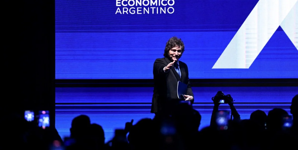 Milei argumenta sobre economía ante ejecutivos en La Plata: impacto en la región