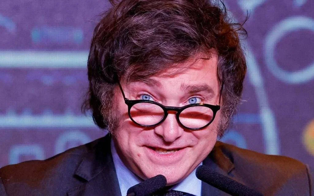 Milei enfrenta críticas del Wall Street Journal por su estilo provocador y polarizante