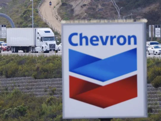 Milei enfrenta desafíos para impulsar la economía argentina y aprovechar el auge petrolero